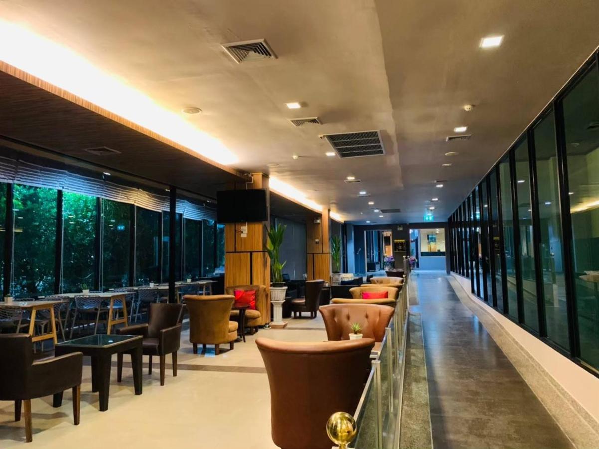 Mantra Varee Hotel Хон Каен Экстерьер фото