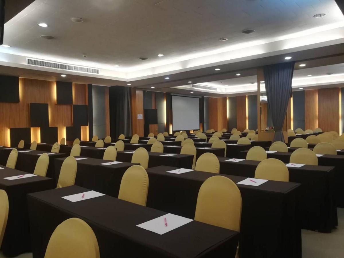Mantra Varee Hotel Хон Каен Экстерьер фото