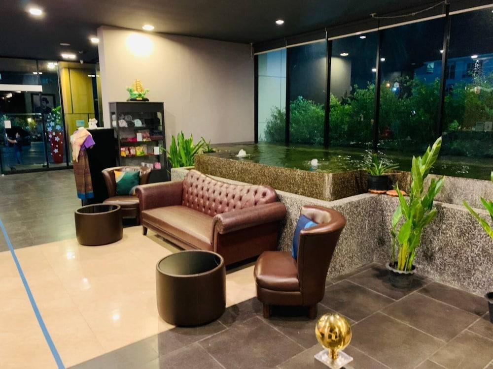 Mantra Varee Hotel Хон Каен Экстерьер фото