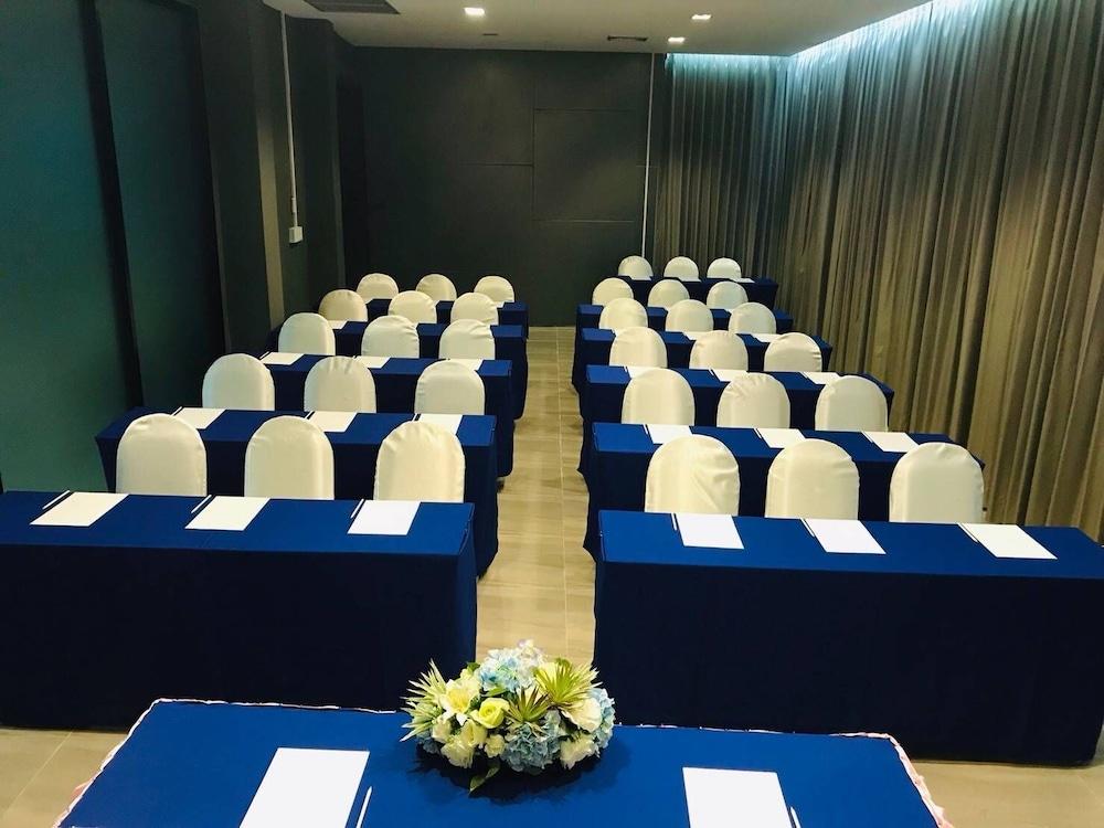 Mantra Varee Hotel Хон Каен Экстерьер фото