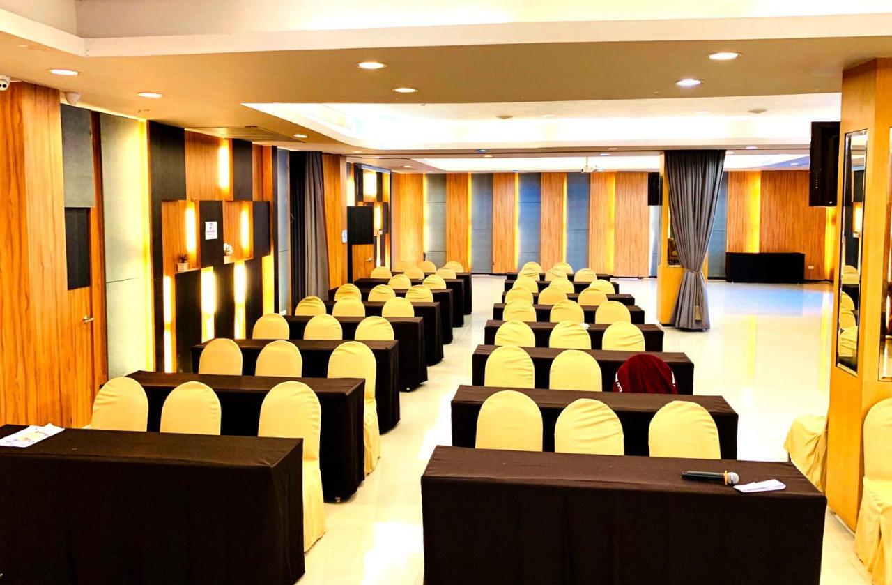 Mantra Varee Hotel Хон Каен Экстерьер фото